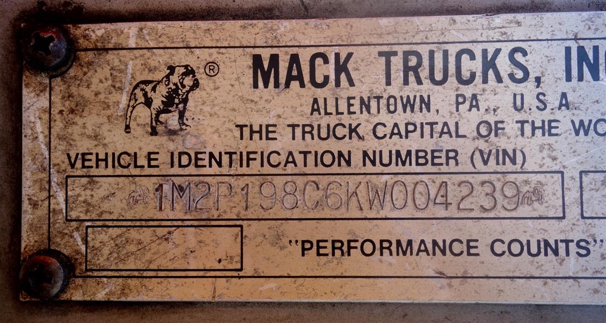 0b251791-b62e-469d-9c36-947d8c732151-01292018-cropped-Mack%20RD690S%20Rollback%20Truck%20(28)