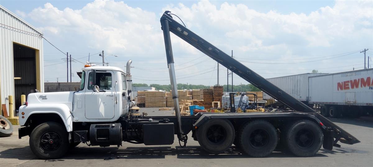 b47d5ad2-407b-432a-8d6a-f71ca852cf33-01192018-cropped-Mack%20RD690S%20Rollback%20Truck%20(38)