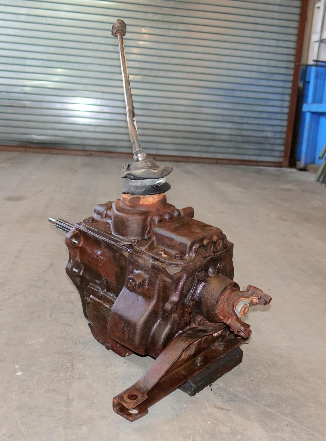 SP-2021 | 2520-00-927-3299 T98 4 Speed Manual Transmission for M715 USED (13).JPG