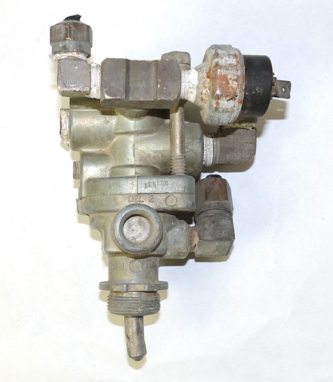 9M-880 | 2530-01-157-3556 Bendix Trailer Air Supply Brake Valve (4) (Large).JPG