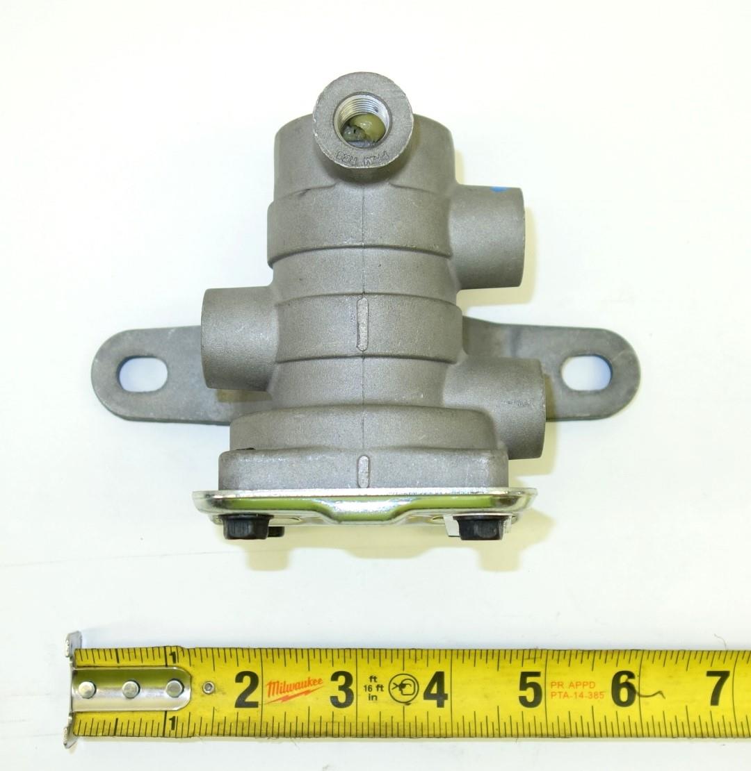 FM-217 | 2530-01-383-5209 Inversion Valve for Air Brake System for FMTv M1078 and M1083 NEW (2).JPG