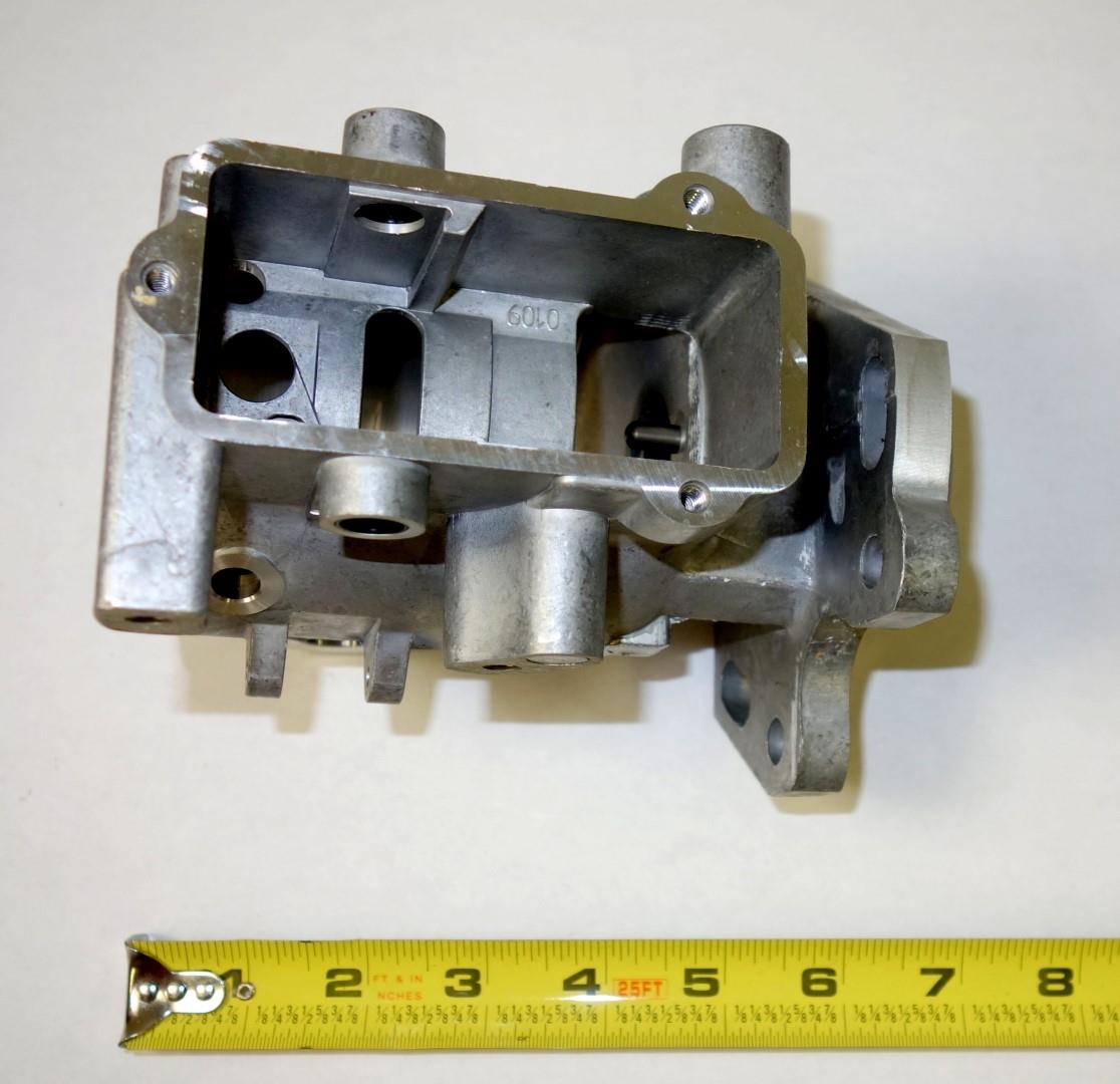 HM-763 | 2910-01-651-3614 Fuel Injection Pump Housing Assembly for AM General 6.2 Liter Engine NOS (4).JPG