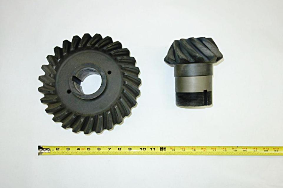COM-5221 | 3020-00-734-6881 Front and Rear Axle Ring and Pinion Gear Set for M809 M939 M939A1 and M939A2 Series 5 Ton NOS (2).jpg