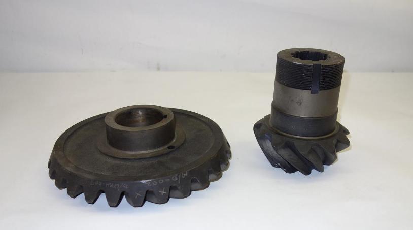 COM-5221 | 3020-00-734-6881 Front and Rear Axle Ring and Pinion Gear Set for M809 M939 M939A1 and M939A2 Series 5 Ton NOS.jpg