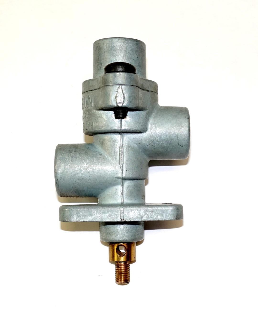 TR-241 | 4820-00-466-1945 Push Pull Air System Control Valve for M747 Semitrailer NOS (1).JPG