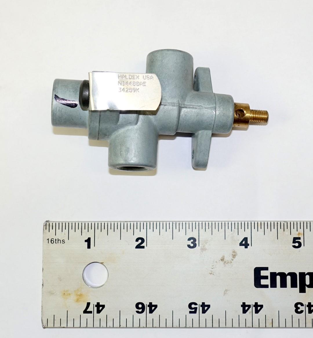 TR-241 | 4820-00-466-1945 Push Pull Air System Control Valve for M747 Semitrailer NOS (2).JPG