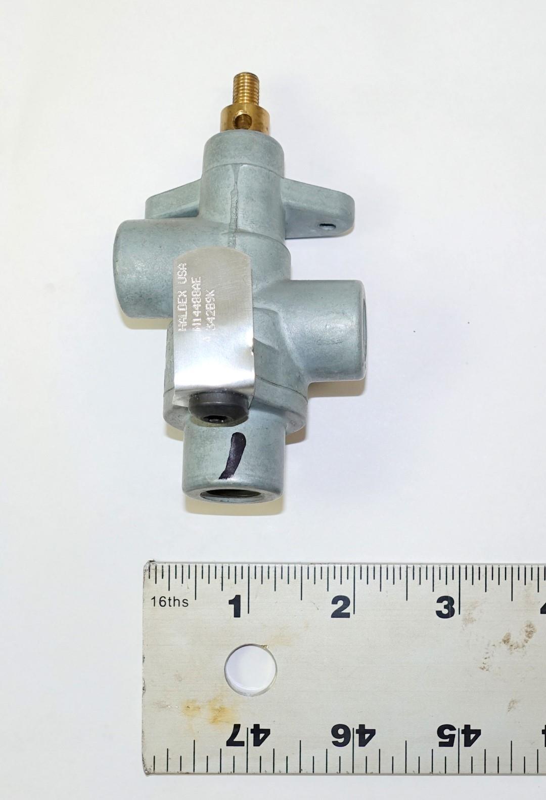 TR-241 | 4820-00-466-1945 Push Pull Air System Control Valve for M747 Semitrailer NOS (3).JPG