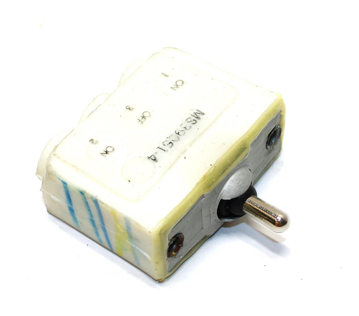 COM-5777 | COM-5777 Heater Fan Three Way Toggle Switch Common Application (7).JPG