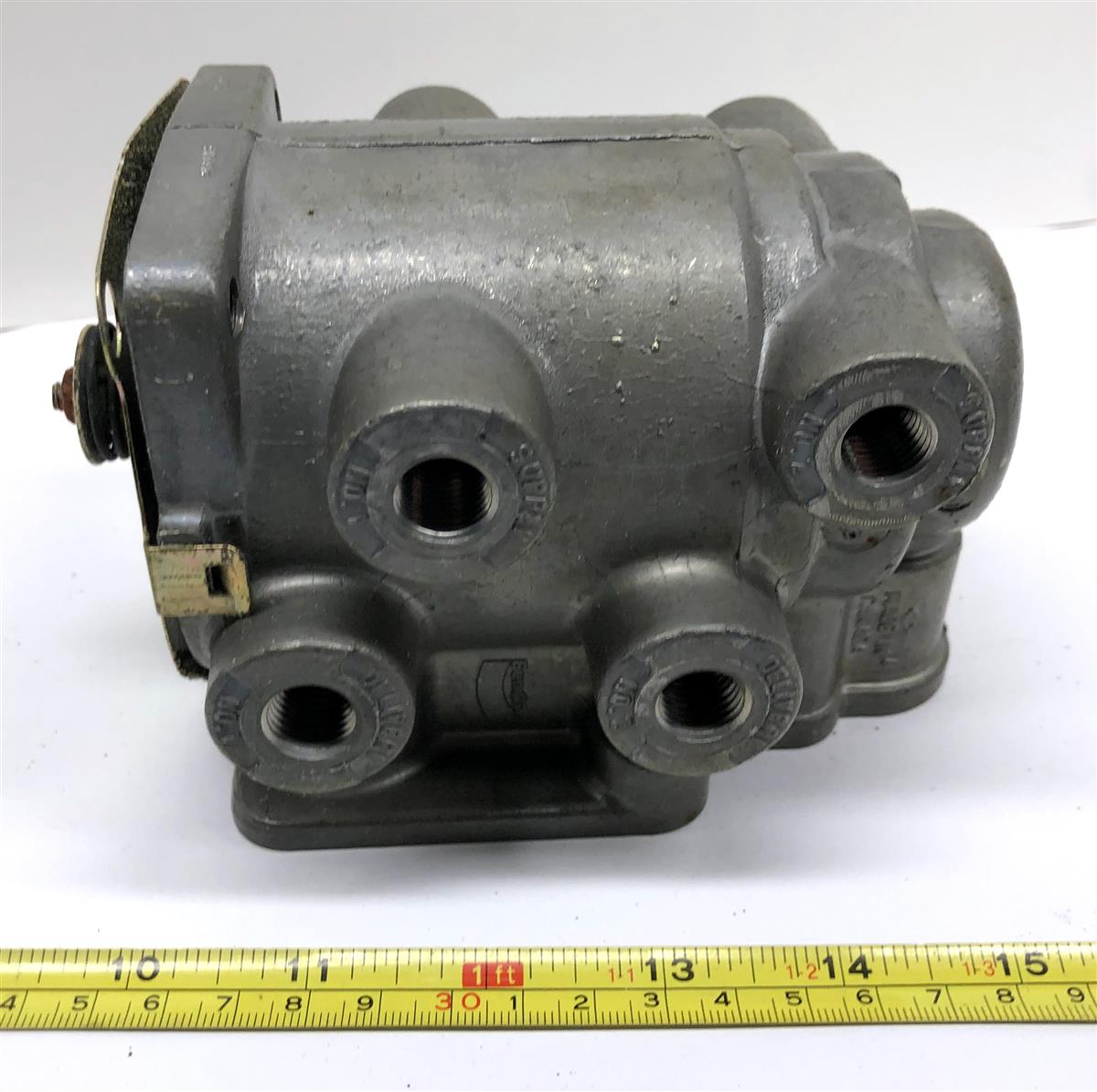 SP-2762 | SP-2762 International Pneumatic Brake Valve (1).JPG