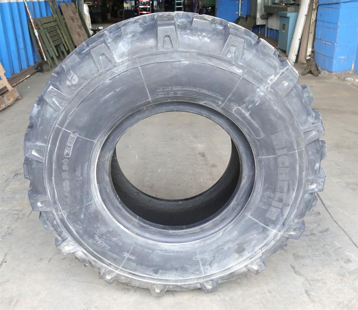 TI-320 | TI-320 Michelin X XML 39585R20 Tire NOS (1) (Large).JPG