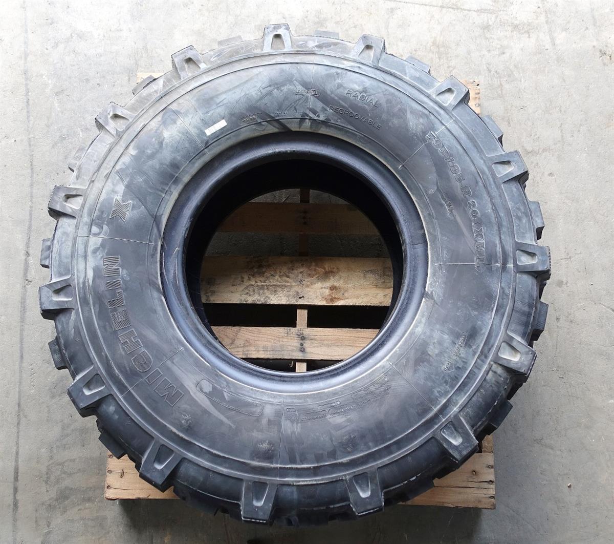TI-320 | TI-320 Michelin X XML 39585R20 Tire NOS (11) (Large).JPG